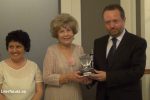 Carmen Carrasco recibe un trofeo por distinción que ostenta desde el 2013